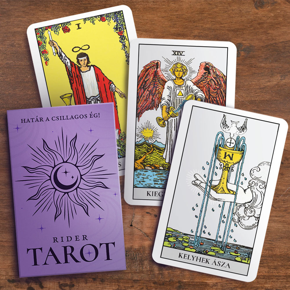 fa asztalon rider tarot kártyalapok: mágus, kiegyenlítődés és kelyhek ásza, mellette az egyedi lila nap hold szimbólumos spirisuli tarot pakli doboz